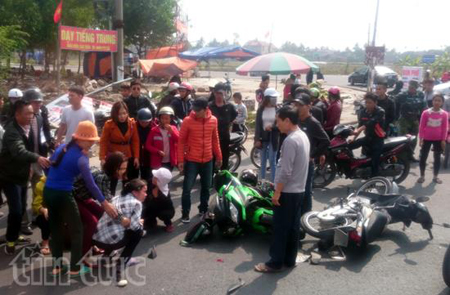 Hiện trường một vụ tai nạn giao thông giữa hai xe gắn máy tại huyện Đông Hưng, tỉnh Thái Bình sáng 3 Tết Đinh Dậu.